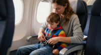Kind Anschnallen Flugzeug